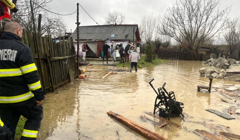 Mai mulți bărbați s-au lăsat "salvați" de apa până la gleznă, urcându-se în spatele pompierilor, în Hunedoara 886462
