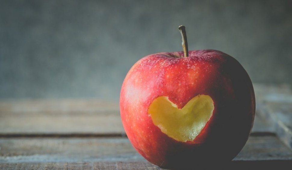 Curiozități legate de Ziua Îndrăgostiților. Motivul pentru care se taie un măr în jumătate