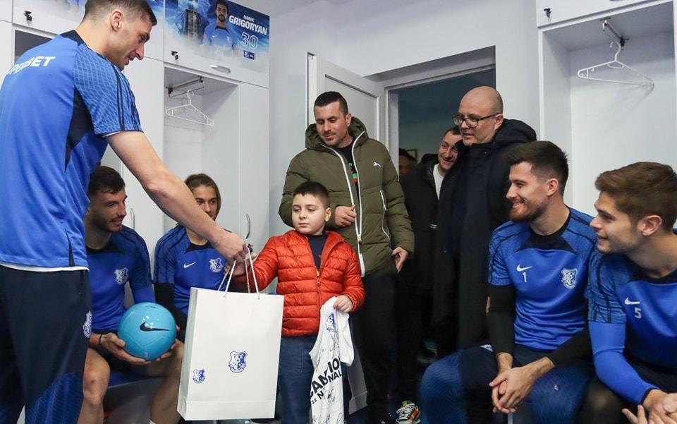 Dumi, copilul care a plâns după ce Farul a pierdut cu Dinamo, s-a întâlnit cu Gheorghe Hagi şi jucătorii din Constanţa 886557