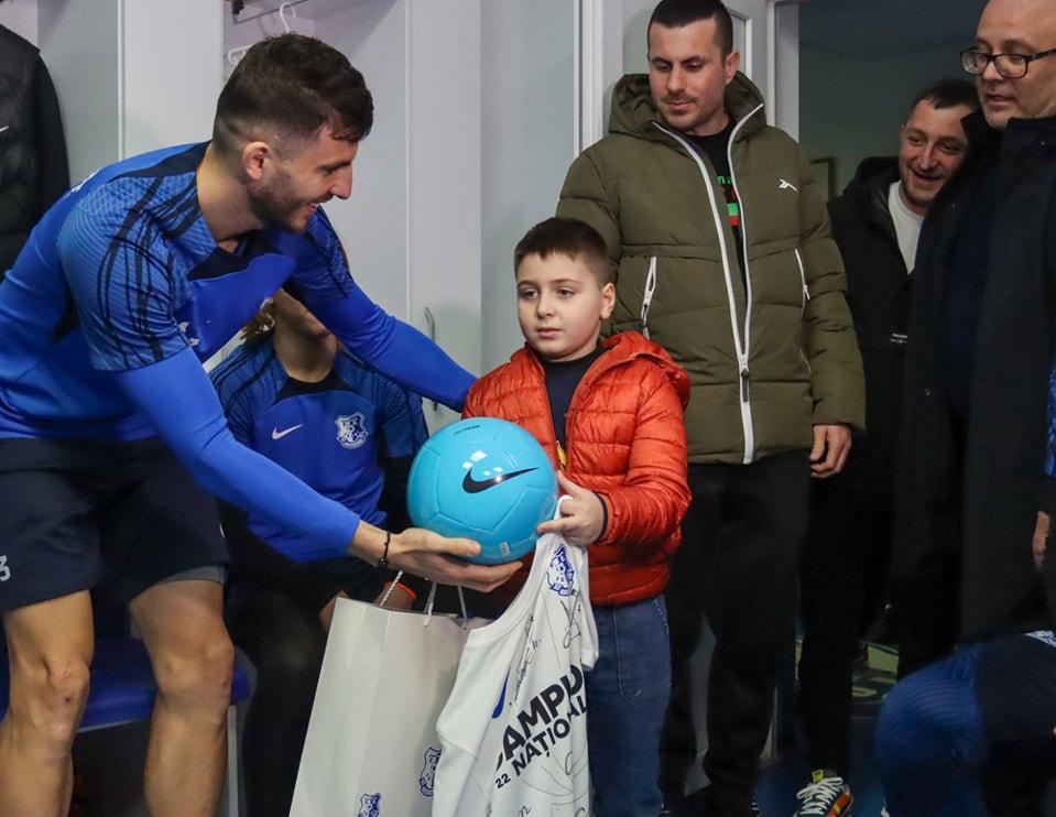 Dumi, copilul care a plâns după ce Farul a pierdut cu Dinamo, s-a întâlnit cu Gheorghe Hagi şi jucătorii din Constanţa 886558