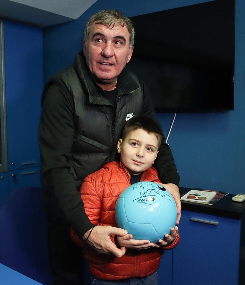 Dumi, copilul care a plâns după ce Farul a pierdut cu Dinamo, s-a întâlnit cu Gheorghe Hagi şi jucătorii din Constanţa 886561