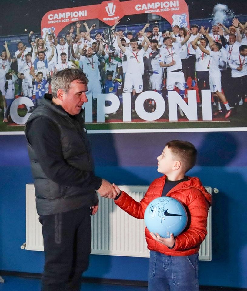 Dumi, copilul care a plâns după ce Farul a pierdut cu Dinamo, s-a întâlnit cu Gheorghe Hagi şi jucătorii din Constanţa 886563