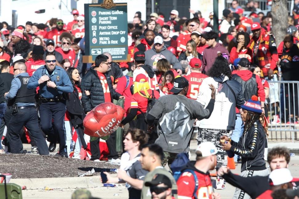 Focuri de armă la parada victoriei de la Super Bowl, în SUA. Mai multe persoane au fost rănite 886627