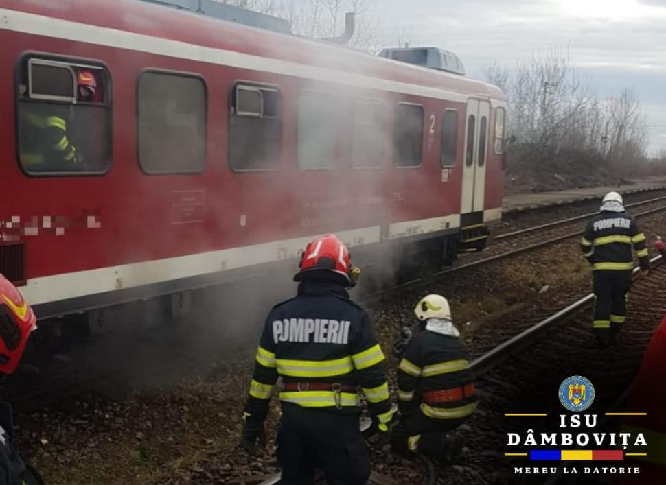 Un tren personal, în care se aflau zeci de călători, a luat foc în județul Dâmbovița 886453