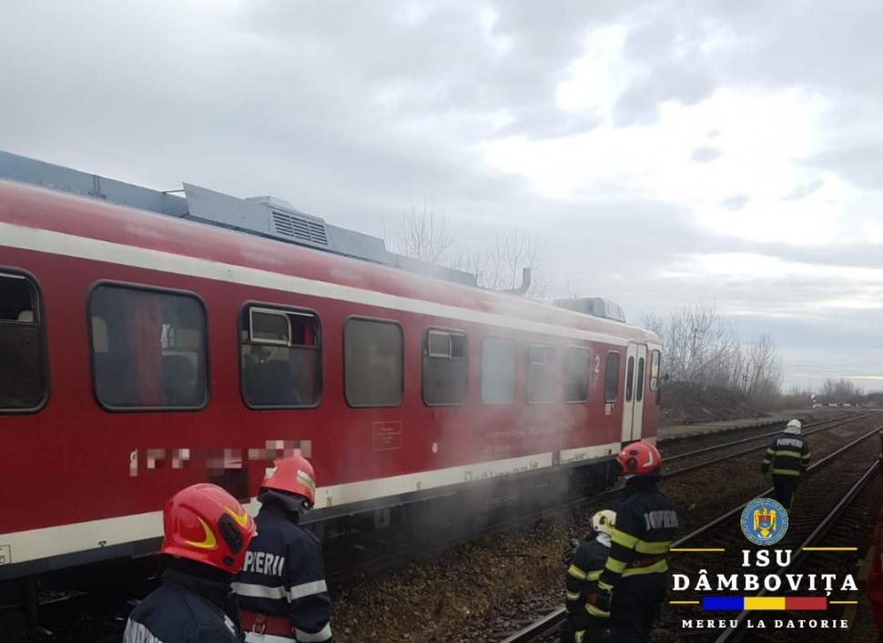 Un tren personal, în care se aflau zeci de călători, a luat foc în județul Dâmbovița 886454