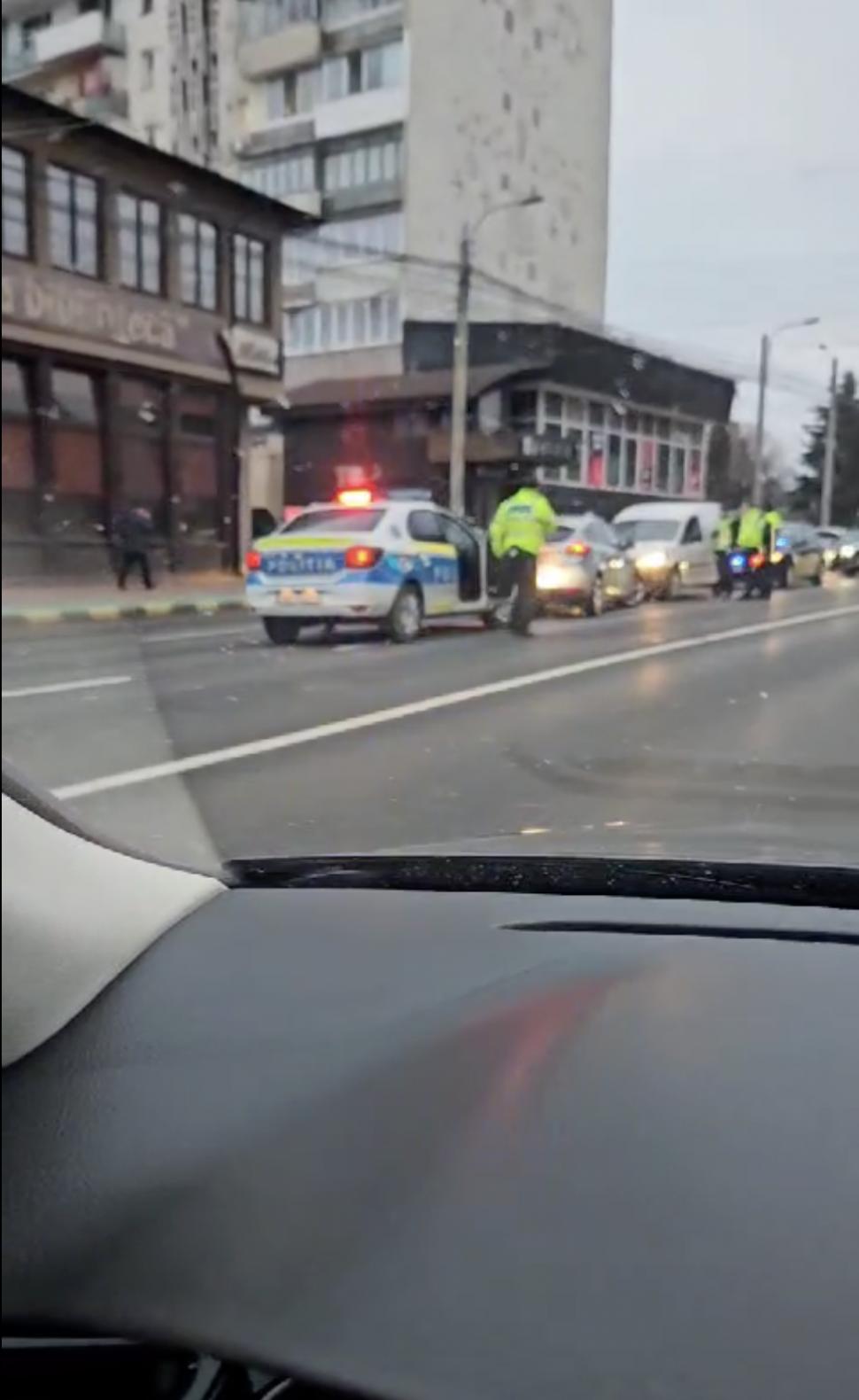 Un minor a furat o mașină din centrul Sucevei și a fost urmărit de polițiști prin jumătate de oraș 886581