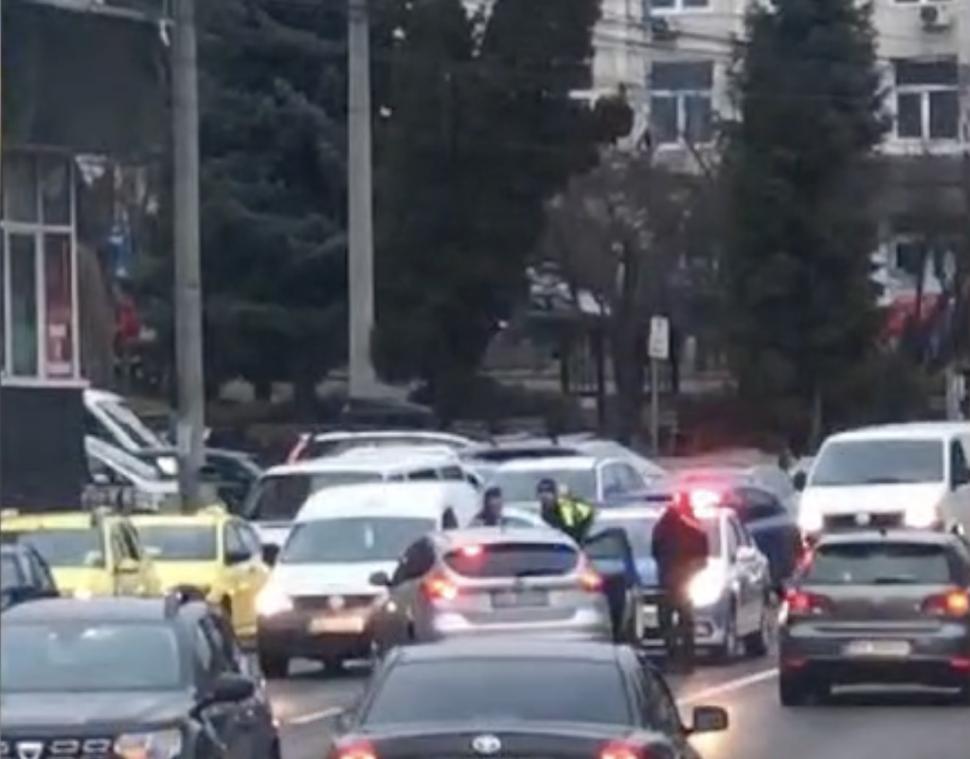 Un minor a furat o mașină din centrul Sucevei și a fost urmărit de polițiști prin jumătate de oraș 886582