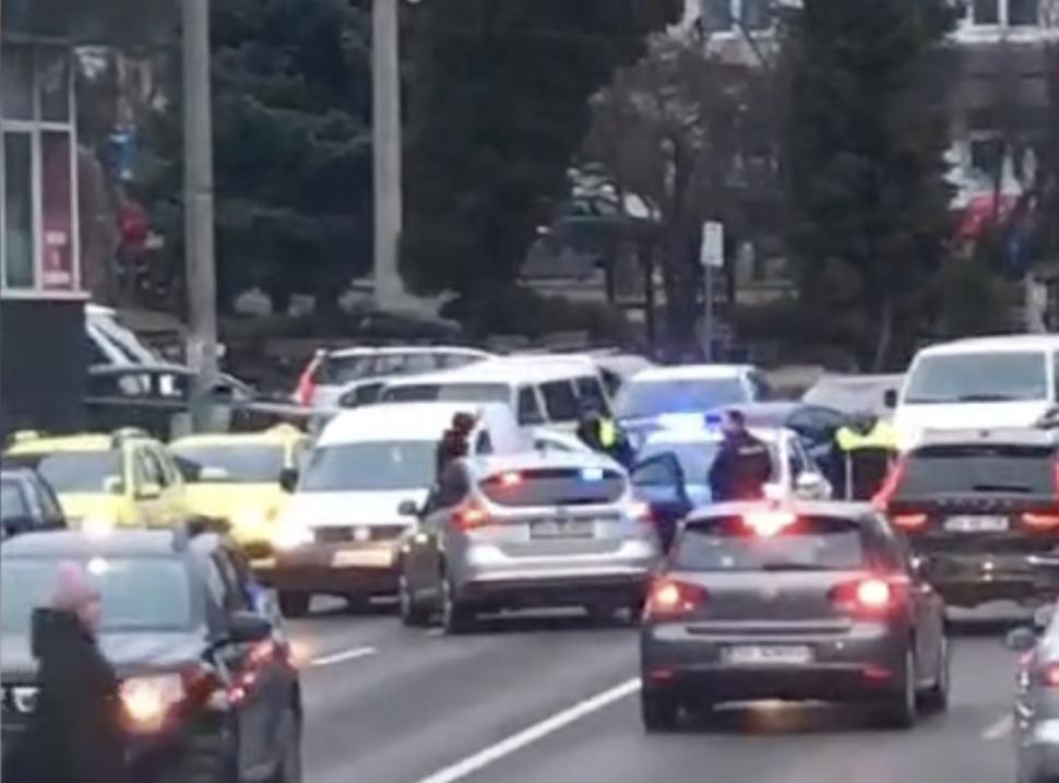 Un minor a furat o mașină din centrul Sucevei și a fost urmărit de polițiști prin jumătate de oraș 886583