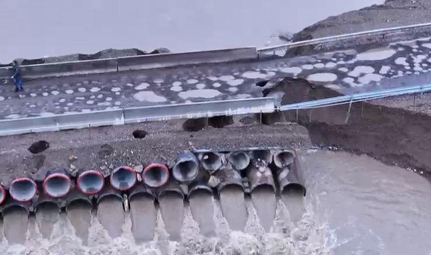 Un oraș a fost rupt în două după ce viitura a avariat grav un pod, în județul Suceava. În carosabil au apărut gropi uriașe 886540