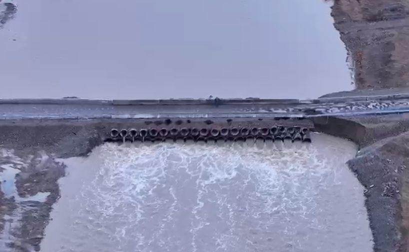 Un oraș a fost rupt în două după ce viitura a avariat grav un pod, în județul Suceava. În carosabil au apărut gropi uriașe 886541