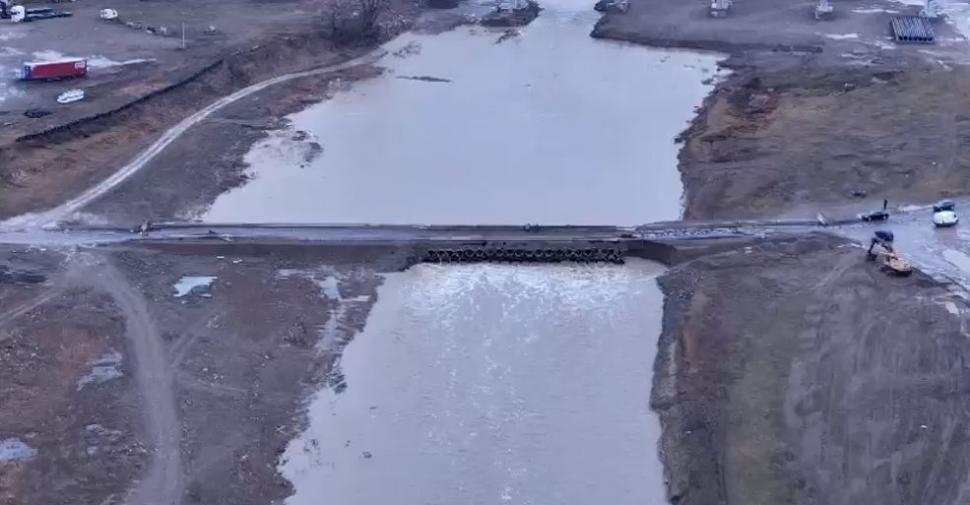 Un oraș a fost rupt în două după ce viitura a avariat grav un pod, în județul Suceava. În carosabil au apărut gropi uriașe 886542