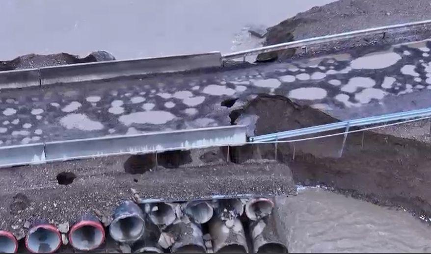 Un oraș a fost rupt în două după ce viitura a avariat grav un pod, în județul Suceava. În carosabil au apărut gropi uriașe 886543