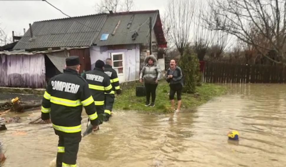 Imaginile dezastrului produs de ploile torențiale în mai multe județe din țară | Localnicii sunt în pragul disperării 886571