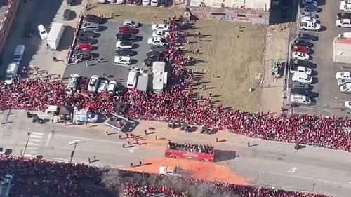 Atac armat în masă la parada de la Super Bowl, în SUA. Cel puțin 22 de persoane au fost împușcate în Kansas City. Un atacator a fost neutralizat de un civil iar scena a fost filmată de fiica sa 886649