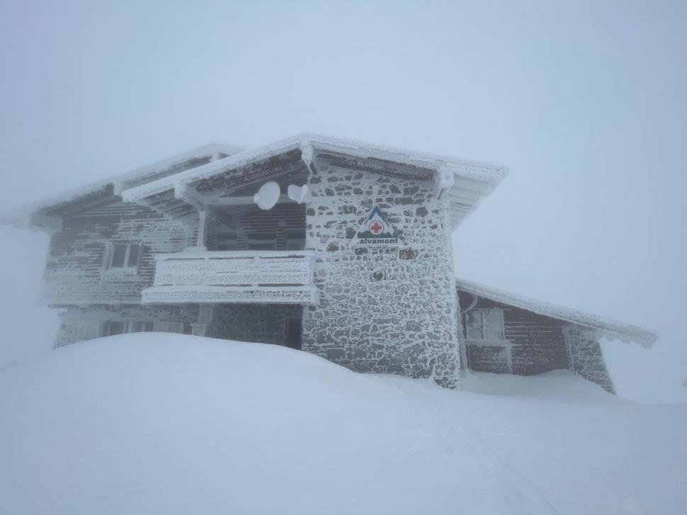 Avalanșă de mari dimensiuni la Bâlea Lac | Zăpada a acoperit corturile a doi turiști 886726