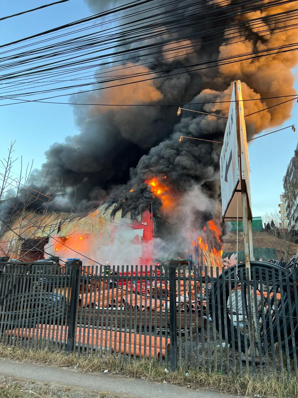Incendiu puternic la o hală din Cluj-Napoca. Pompierii intervin cu șase autospeciale și două autoscări 886654