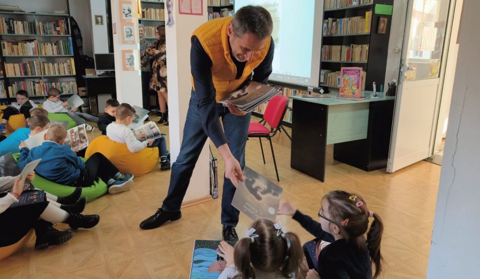 Prefectul de Olt, Mario de Mezzo, îmbrăcat în "vesta de campanie" la o şcoală din Slatina