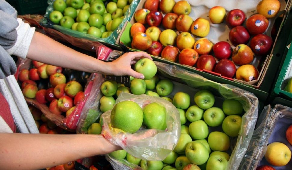 Metoda simplă prin care putem elimina pesticidele de pe fructe și legume. Trucul este la îndemâna oricui