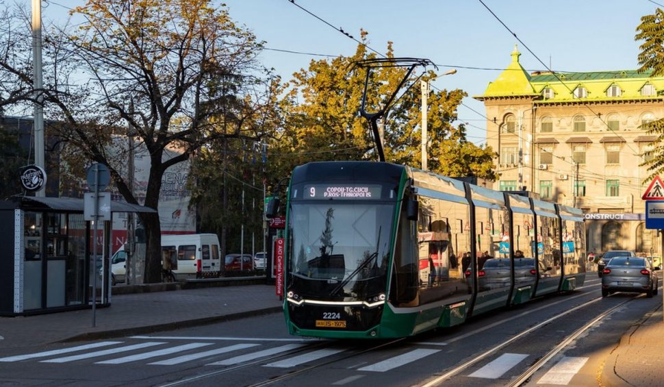 Un vatman din Iași a ajuns la spital după ce a mirosit sacoșa uitată de o bătrână în tramvai