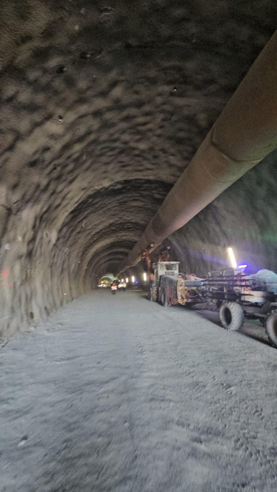 Primul tunel de autostradă din România, săpat aproape jumătate. Sute de muncitori şi utilaje lucrează 24 din 24 886982