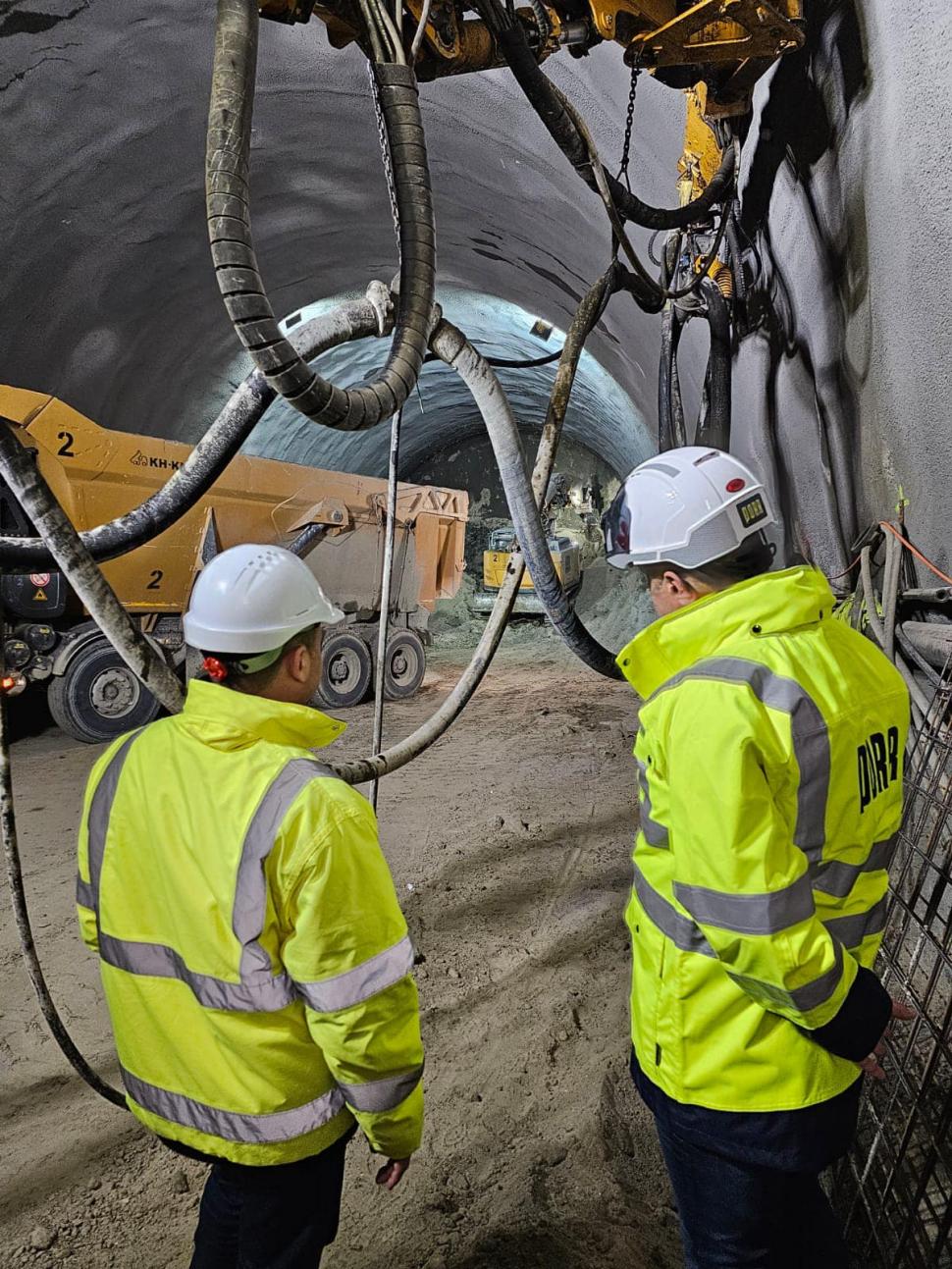 Primul tunel de autostradă din România, săpat aproape jumătate. Sute de muncitori şi utilaje lucrează 24 din 24 886983