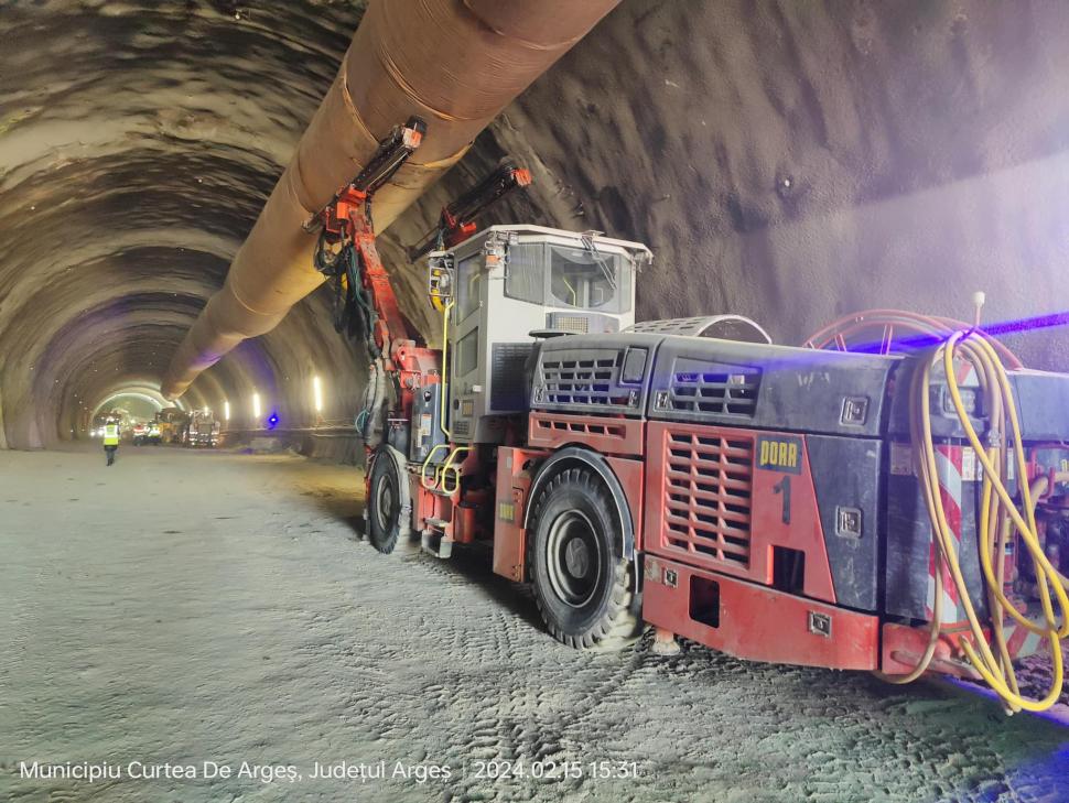 Primul tunel de autostradă din România, săpat aproape jumătate. Sute de muncitori şi utilaje lucrează 24 din 24 886984