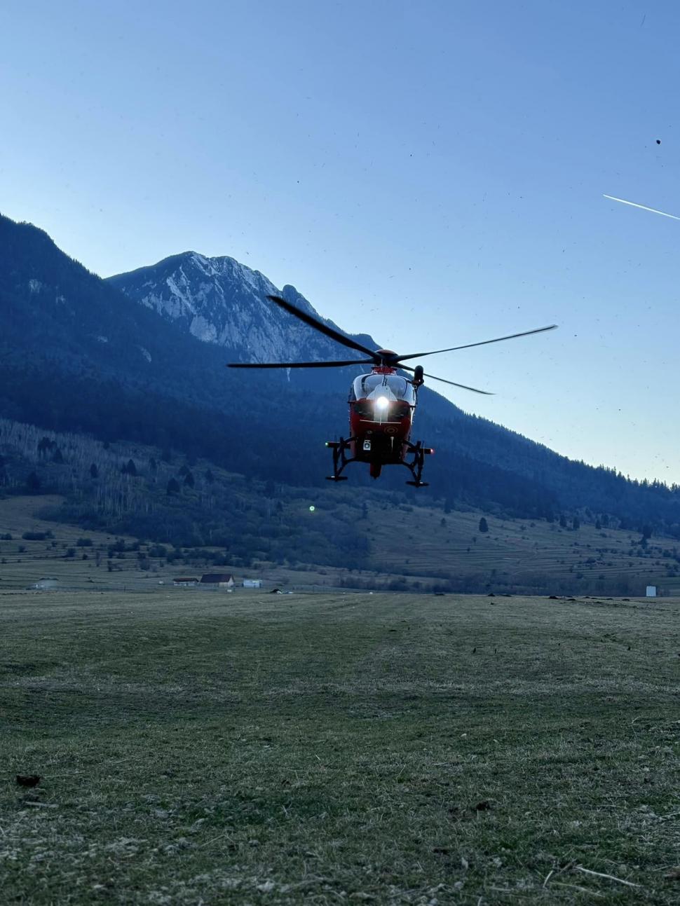 Un tânăr a rămas blocat pe munte, în zona Vârful Turnu din munţii Piatra Craiului, şi a fost salvat cu elicopterul 887133