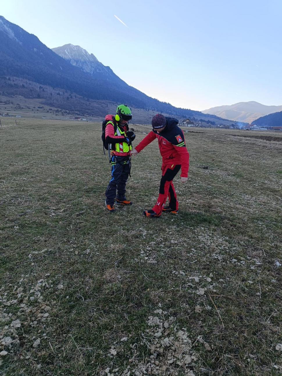 Un tânăr a rămas blocat pe munte, în zona Vârful Turnu din munţii Piatra Craiului, şi a fost salvat cu elicopterul 887136