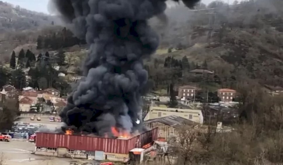 Sute de tone de baterii cu litiu au luat foc într-un incendiu de proporţii la o fabrică din Franţa
