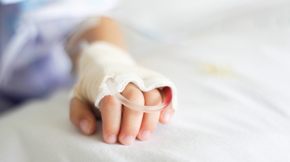 O mamă și-a abandonat copilul de 9 ani într-un spital din Galați. Femeia a fost dată pe mâna poliţiei de concubin
