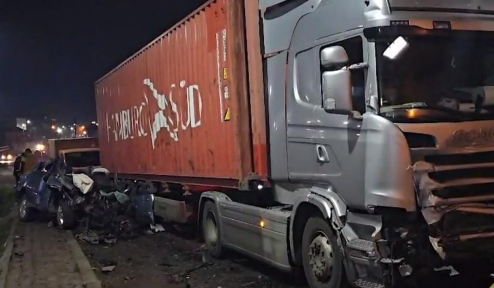 Accident cumplit între o maşină şi un TIR, în Afumaţi! Un tânăr de 27 de ani a murit 887223