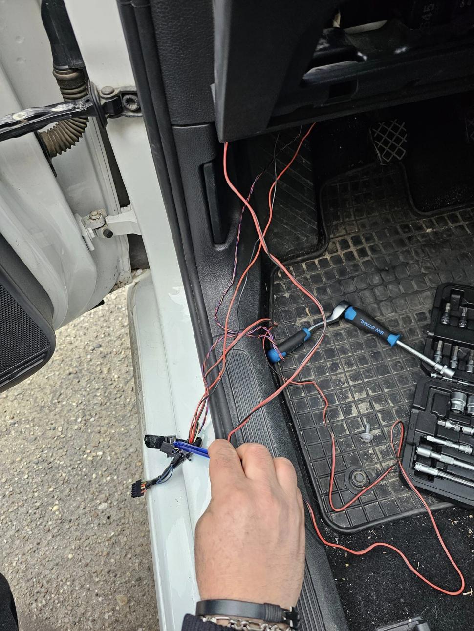 Prefectul de Olt a găsit un sistem de localizare montat pe mașina sa. Mario De Mezzo: "Am mers la Poliție" 887348