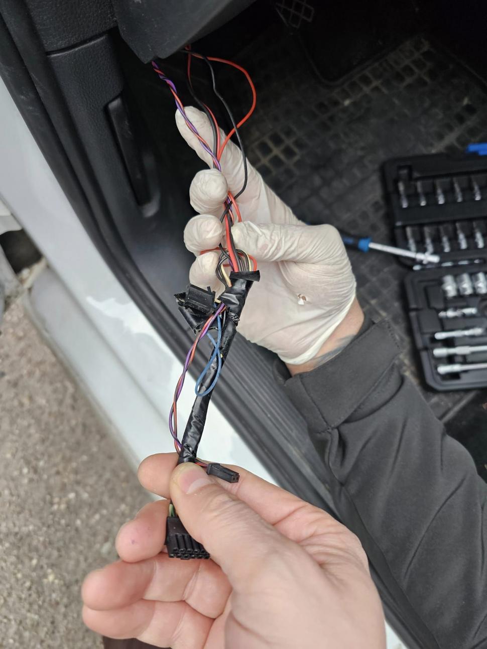 Prefectul de Olt a găsit un sistem de localizare montat pe mașina sa. Mario De Mezzo: "Am mers la Poliție" 887349