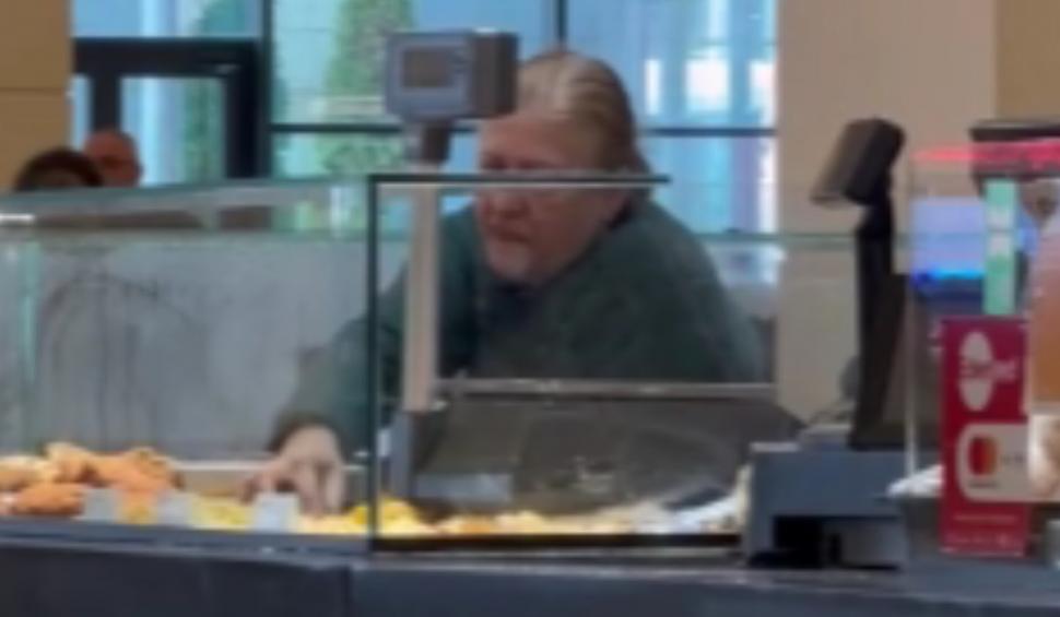"Aşa facem toxiinfecţie" | Angajata unui restaurant dintr-un mall din Cluj, prinsă când degusta cu degetele din mâncarea clienților 887526