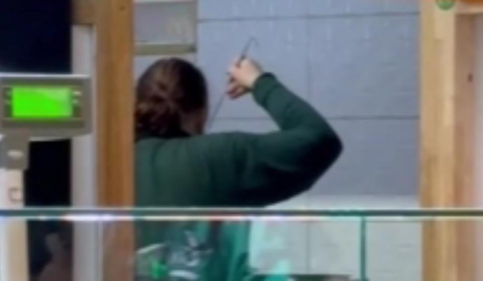 "Aşa facem toxiinfecţie" | Angajata unui restaurant dintr-un mall din Cluj, prinsă când degusta cu degetele din mâncarea clienților 887527