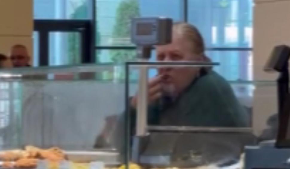 "Aşa facem toxiinfecţie" | Angajata unui restaurant dintr-un mall din Cluj, prinsă când degusta cu degetele din mâncarea clienților 887528