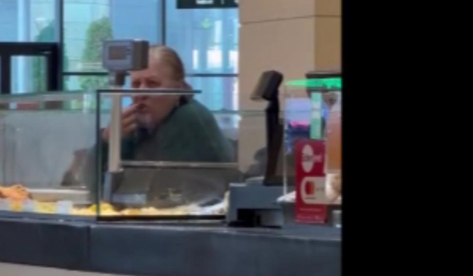 "Aşa facem toxiinfecţie" | Angajata unui restaurant dintr-un mall din Cluj, prinsă când degusta cu degetele din mâncarea clienților 887529