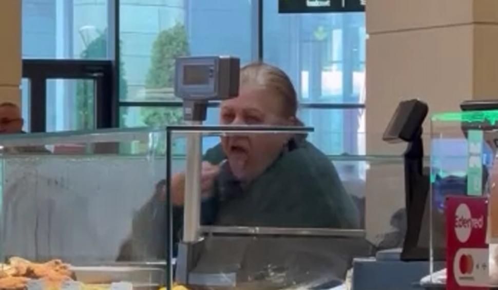 "Aşa facem toxiinfecţie" | Angajata unui restaurant dintr-un mall din Cluj, prinsă când degusta cu degetele din mâncarea clienților 887530