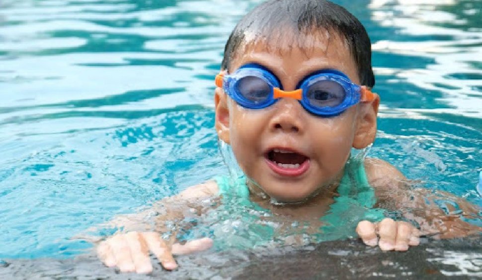 Beneficiile înotului pentru copii: dezvoltare fizică, mentală şi emoţională