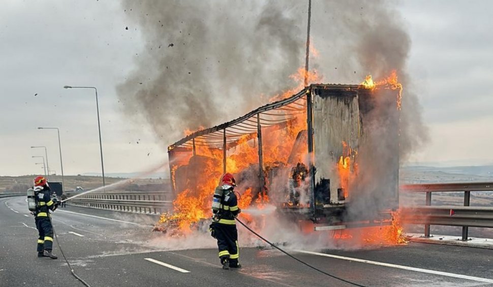 Un camion încărcat cu carton presat a fost cuprins de flăcări, în Sibiu, pe A1, în zona viaductului Aciliu