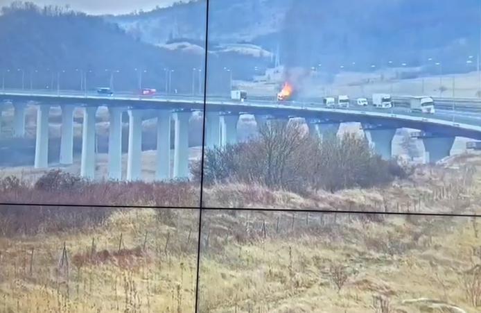 Un camion încărcat cu carton presat a fost cuprins de flăcări, în Sibiu, pe A1, în zona viaductului Aciliu 887393