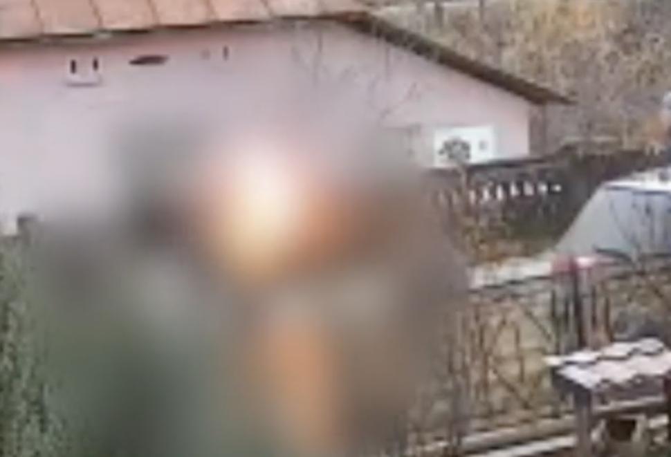 Trei tineri i-au dat foc, dintr-o glumă, unui bărbat din Vâlcea. Imaginile au fost surprinse de o cameră de supraveghere 887403