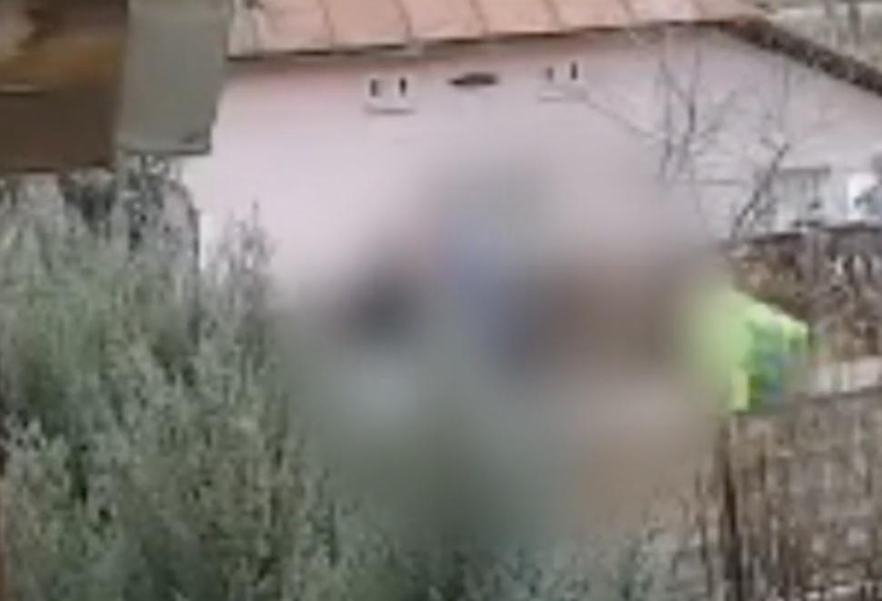 Trei tineri i-au dat foc, dintr-o glumă, unui bărbat din Vâlcea. Imaginile au fost surprinse de o cameră de supraveghere 887404