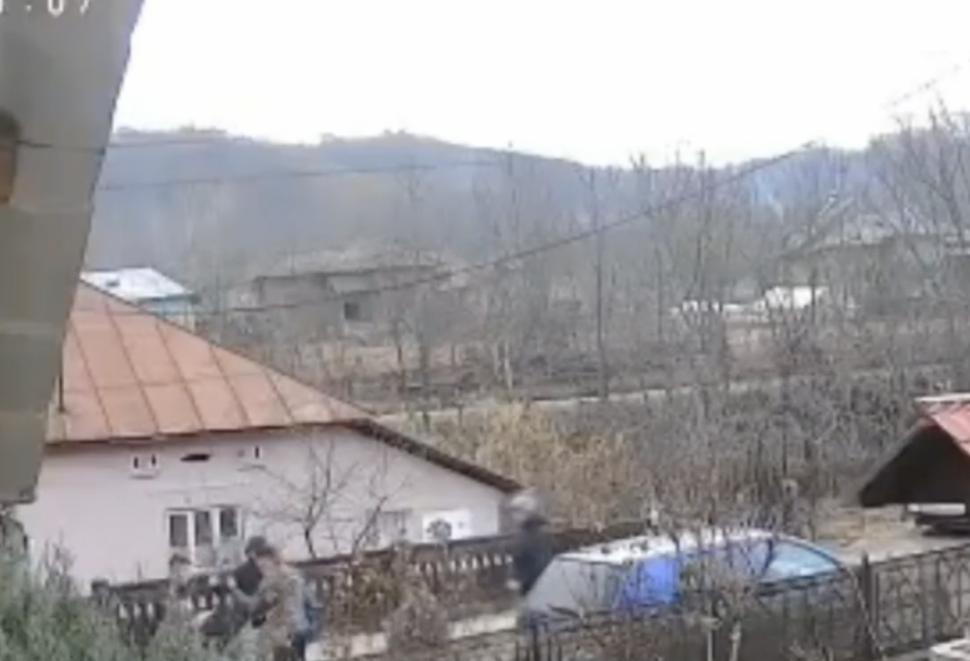 Trei tineri i-au dat foc, dintr-o glumă, unui bărbat din Vâlcea. Imaginile au fost surprinse de o cameră de supraveghere 887405