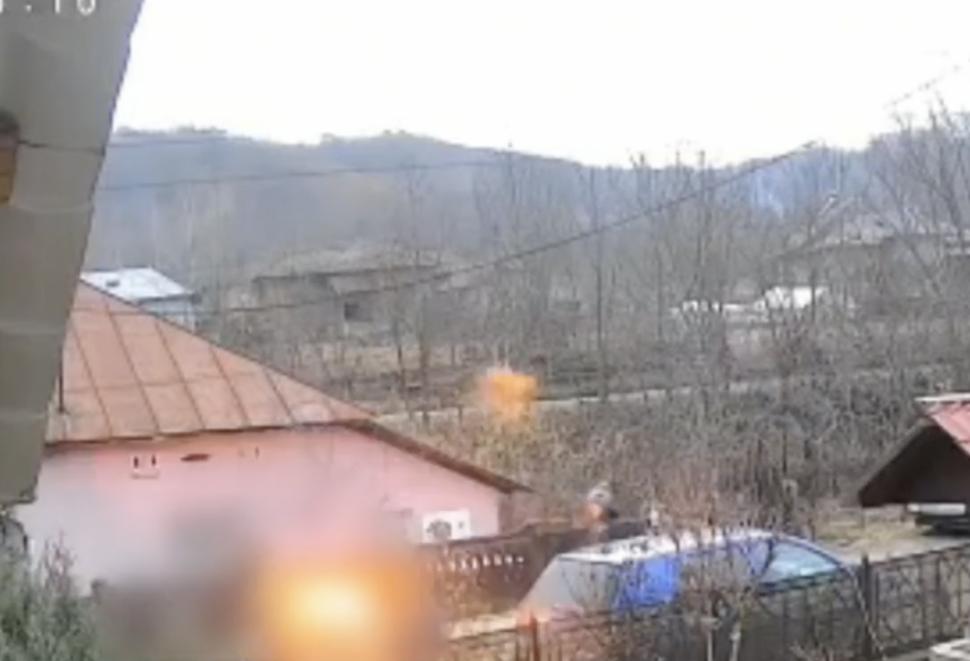 Trei tineri i-au dat foc, dintr-o glumă, unui bărbat din Vâlcea. Imaginile au fost surprinse de o cameră de supraveghere 887406