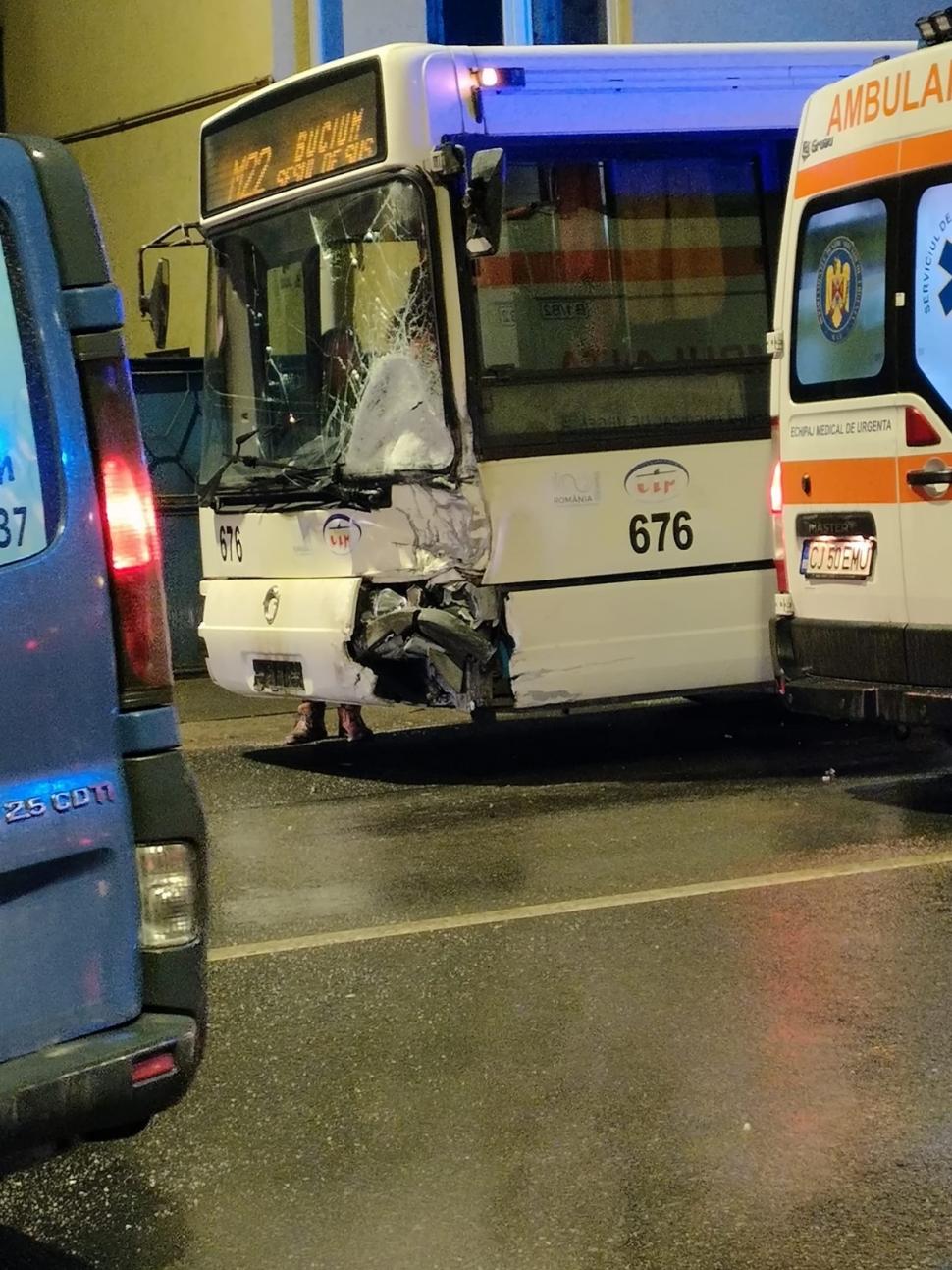 Accident grav, cu două mașini și un autobuz, în comuna Florești din Cluj. Există mai multe victime 887750