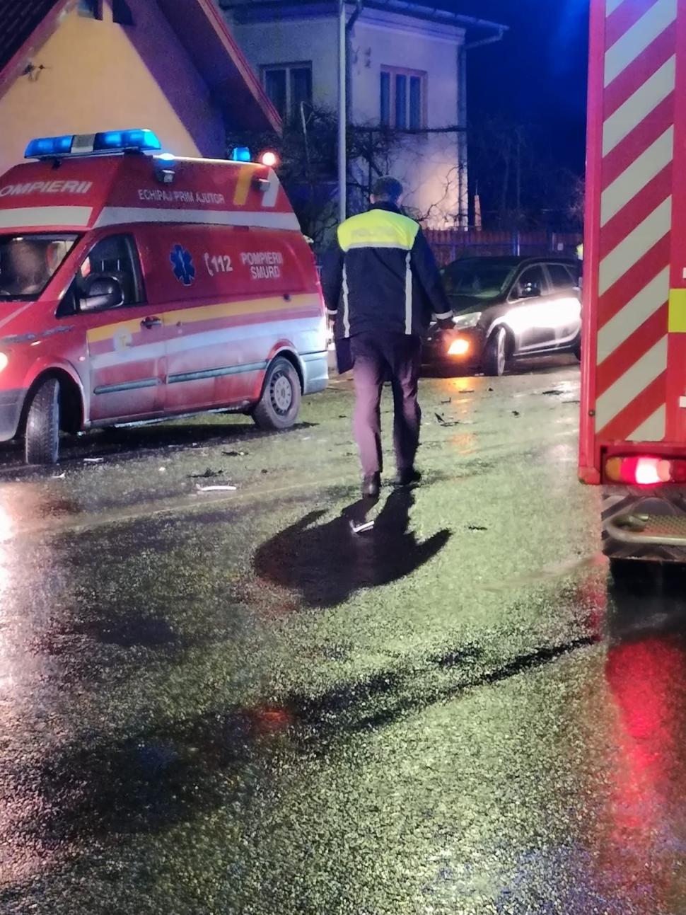 Accident grav, cu două mașini și un autobuz, în comuna Florești din Cluj. Există mai multe victime 887755