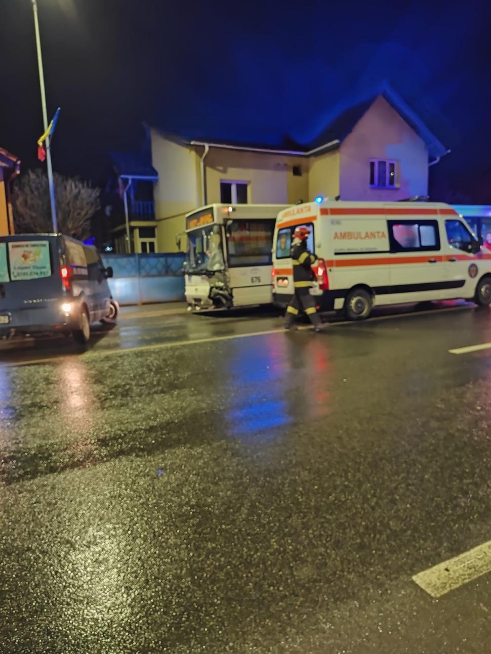 Accident grav, cu două mașini și un autobuz, în comuna Florești din Cluj. Există mai multe victime 887758