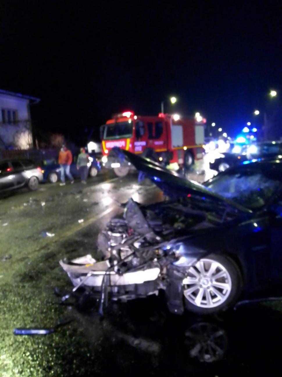 Accident grav, cu două mașini și un autobuz, în comuna Florești din Cluj. Există mai multe victime 887760
