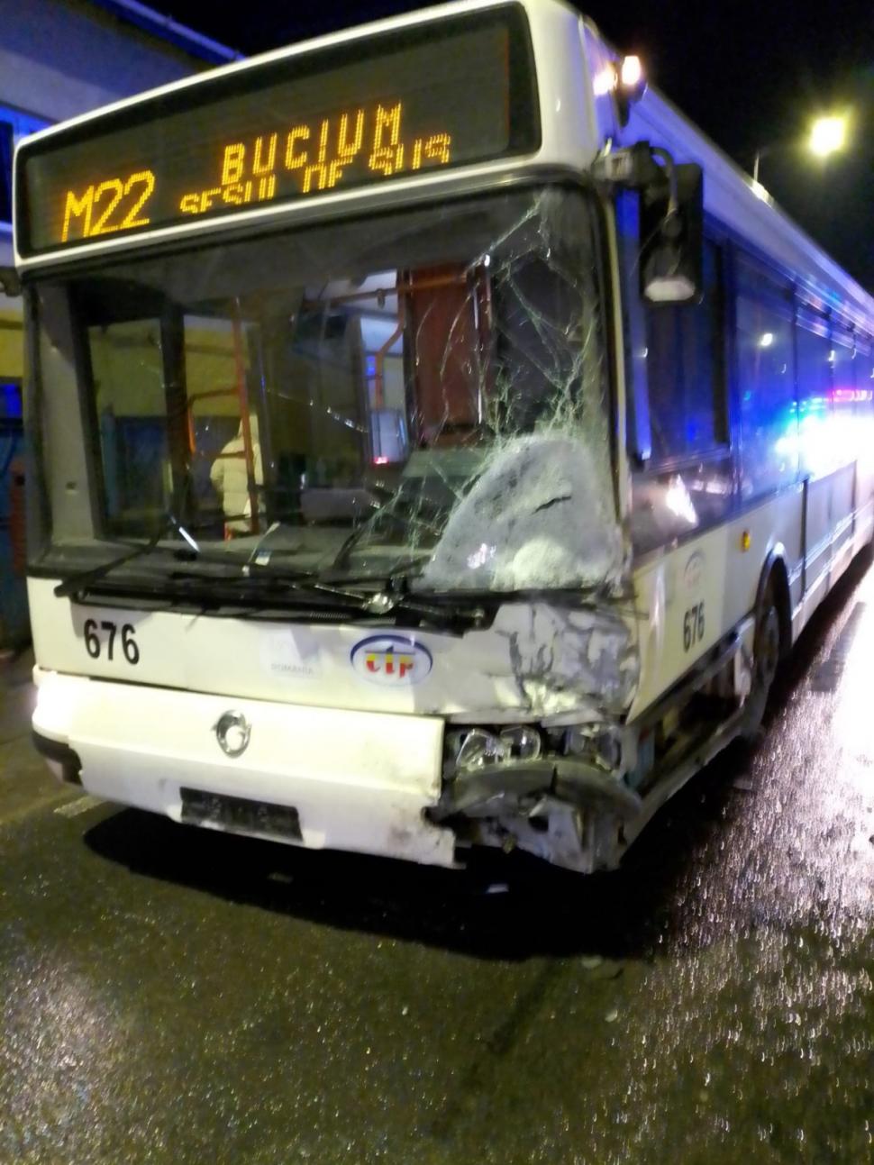 Accident grav, cu două mașini și un autobuz, în comuna Florești din Cluj. Există mai multe victime 887763